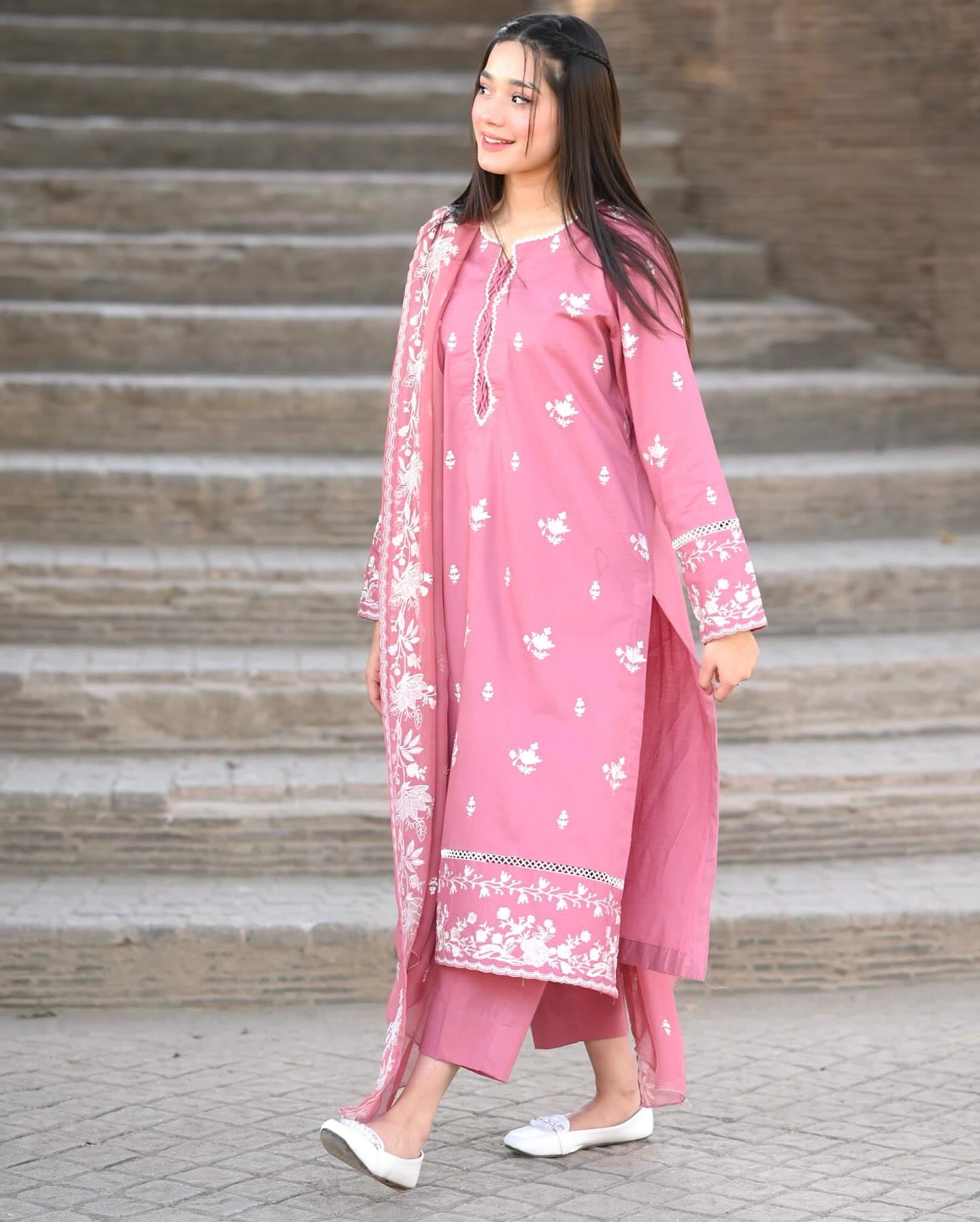 Gulabi Nazakat – Pink Embroidered 3-Piece Suit