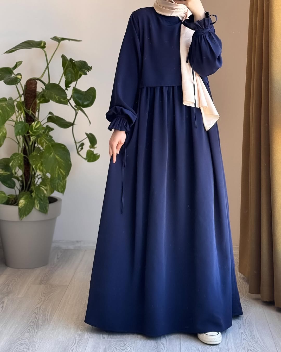 Aab-e-Neel Abaya With stoller