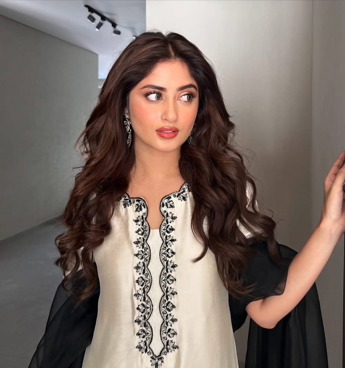 Zahra Silk Embroidered 3-Piece Suit – Black & Ivory